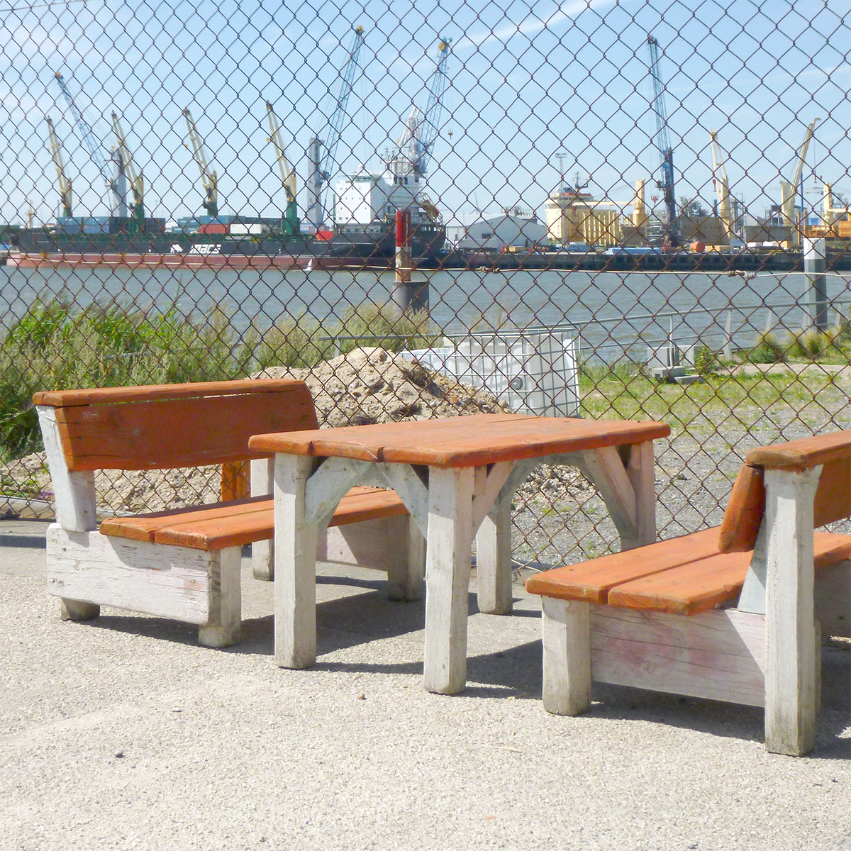 Bequeme und robuste Sitzbank zum gemütlich abhängen